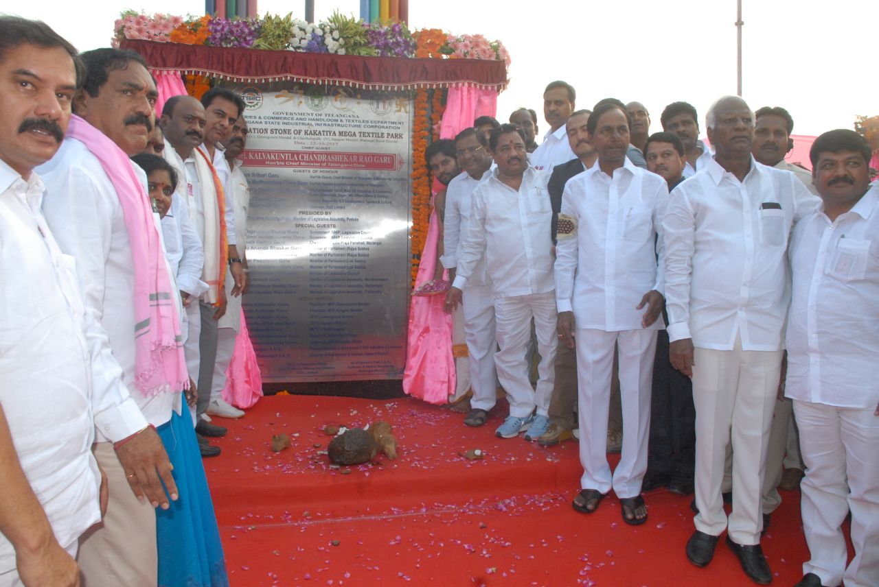 కాకతీయ టెక్స్ టైల్స్ పార్క్ శంకుస్థాపన కార్యక్రమంలో కేసీఆర్