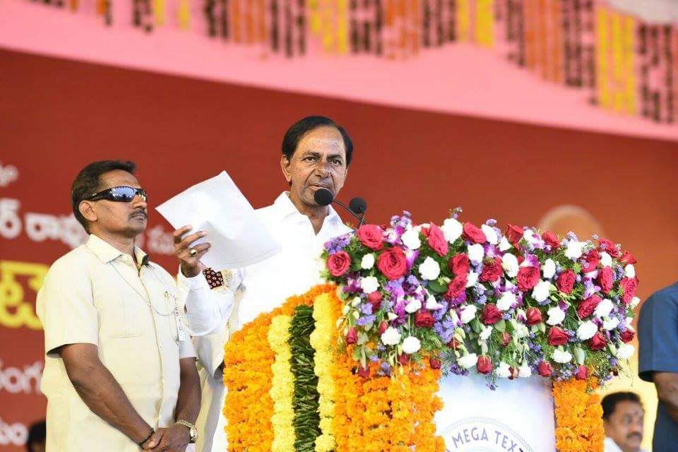 కాకతీయ టెక్స్ టైల్స్ పార్క్ శంకుస్థాపన కార్యక్రమంలో కేసీఆర్