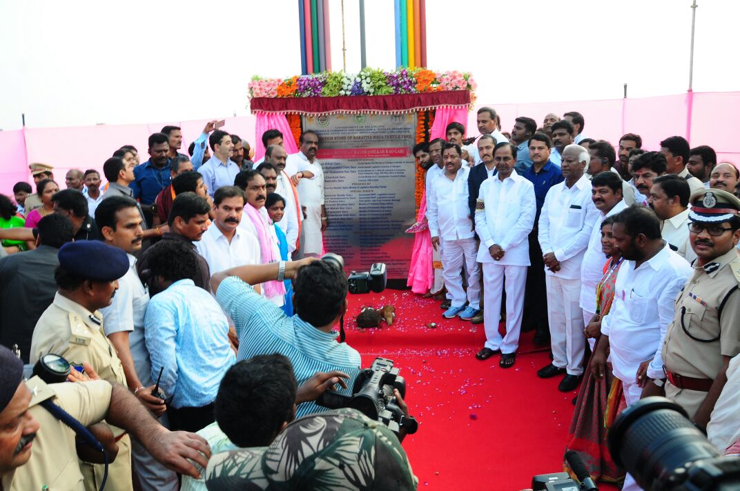 కాకతీయ టెక్స్ టైల్స్ పార్క్ శంకుస్థాపన కార్యక్రమంలో కేసీఆర్