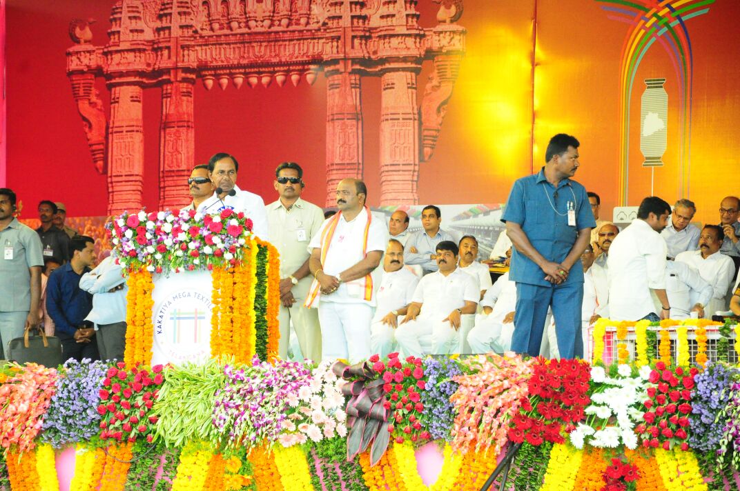 కాకతీయ టెక్స్ టైల్స్ పార్క్ శంకుస్థాపన కార్యక్రమంలో కేసీఆర్