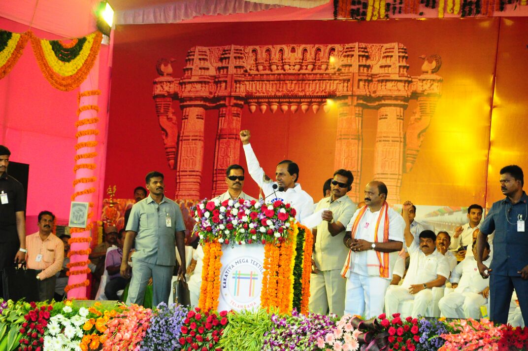 కాకతీయ టెక్స్ టైల్స్ పార్క్ శంకుస్థాపన కార్యక్రమంలో కేసీఆర్