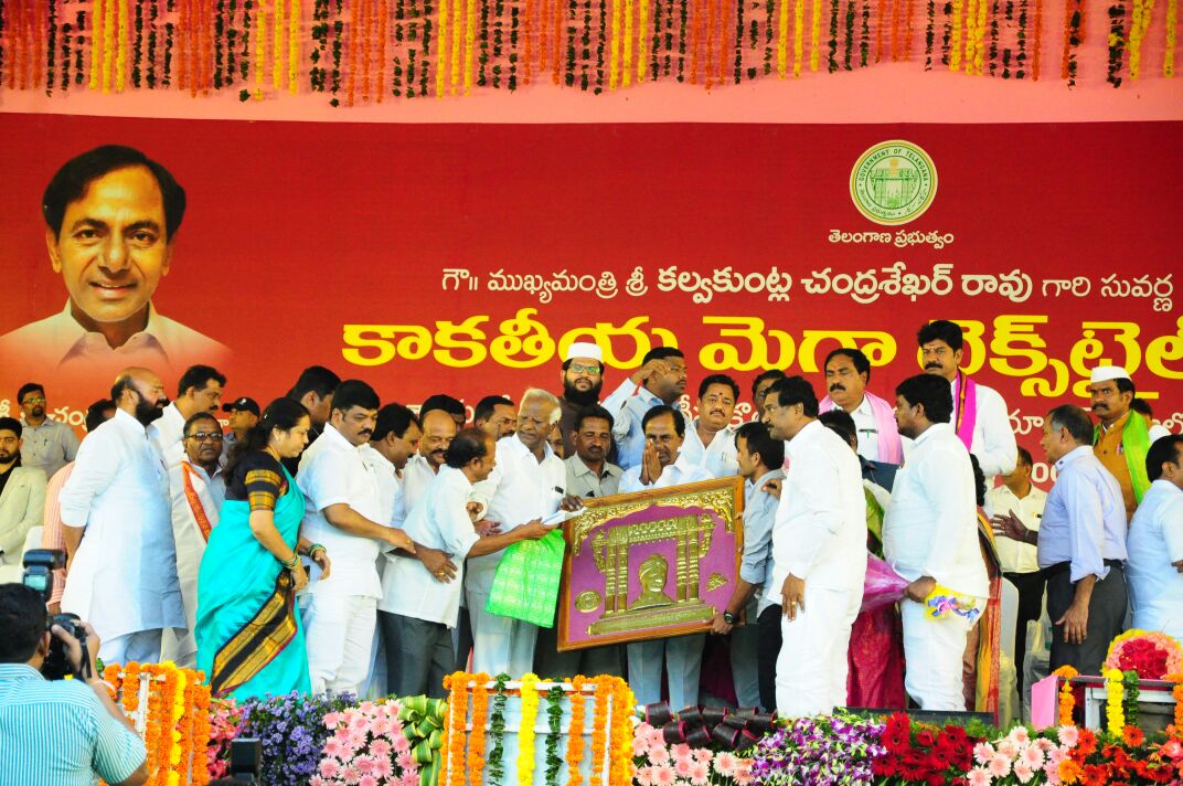 కాకతీయ టెక్స్ టైల్స్ పార్క్ శంకుస్థాపన కార్యక్రమంలో కేసీఆర్