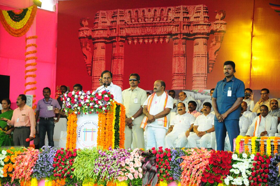 కాకతీయ టెక్స్ టైల్స్ పార్క్ శంకుస్థాపన కార్యక్రమంలో కేసీఆర్