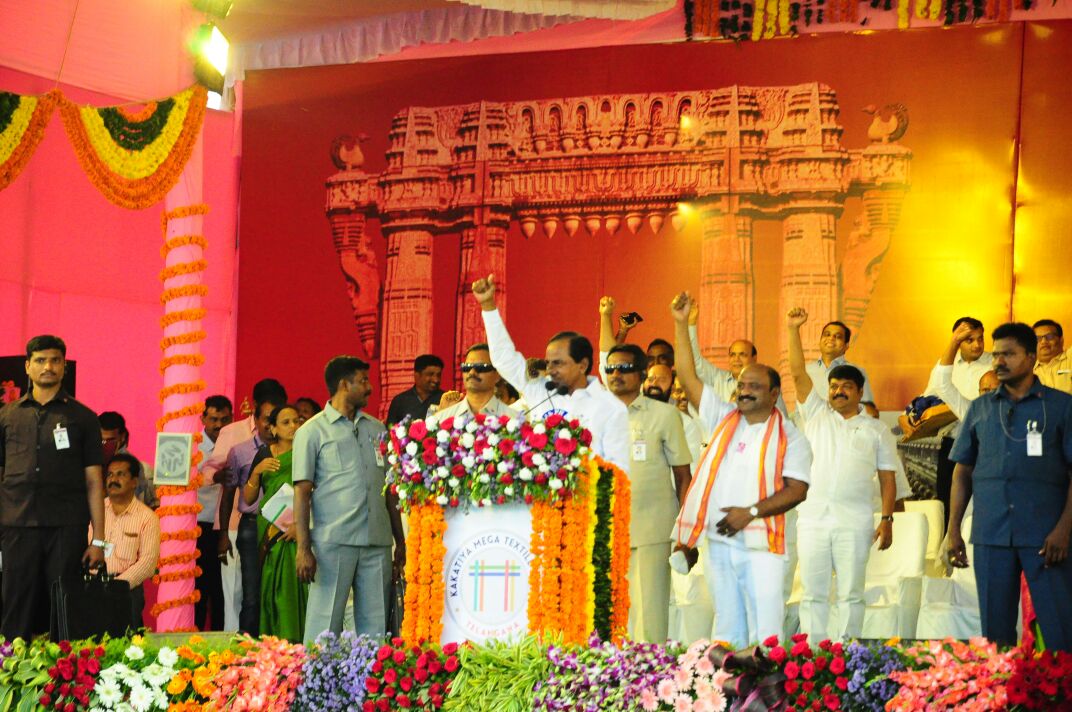 కాకతీయ టెక్స్ టైల్స్ పార్క్ శంకుస్థాపన కార్యక్రమంలో కేసీఆర్