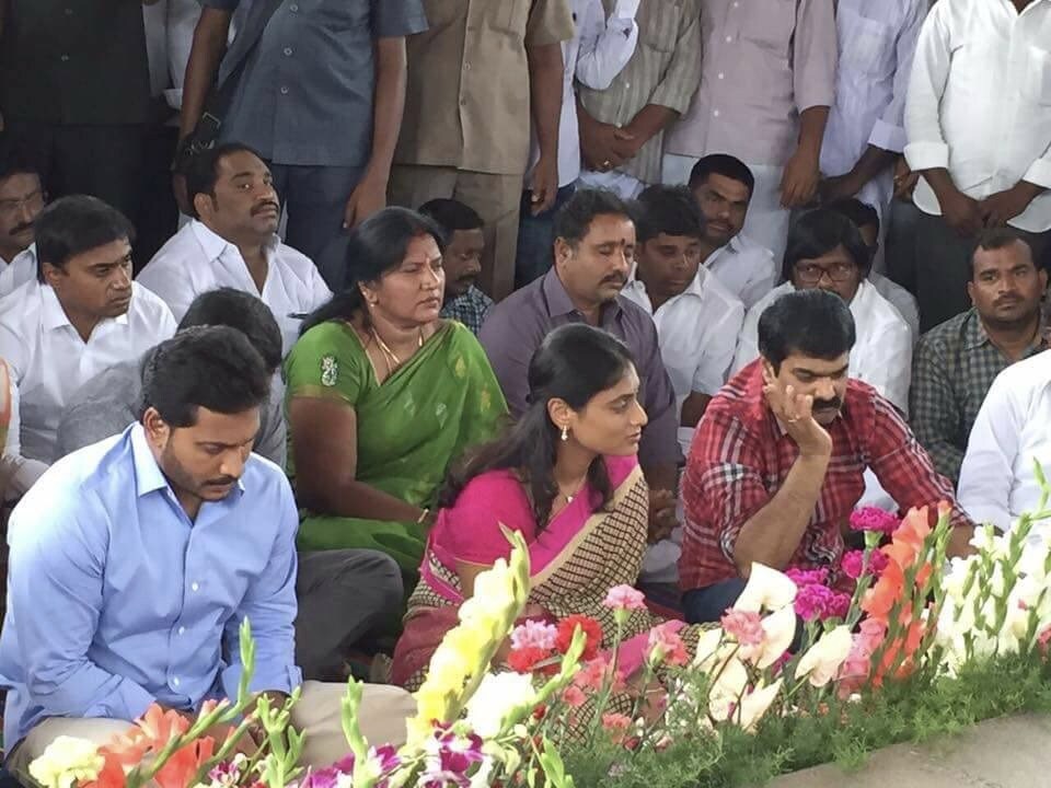 2019 ఎన్నికలకు ముందు వైఎస్ఆర్సీపీ చీఫ్ సుదీర్ఘంగా పాదయాత్ర నిర్వహించారు. ఈ పాదయాత్రకు ముందుగా పెన్షన్లను పెంచుతామని హామీ ఇచ్చారు. పెన్షన్లను రూ. 3 వేలకు పెంచుతామన్నారు. ఈ హామీ మేరకు గురువారం నాడు విజయవాడలోని ఇందిరా గాంధీ మున్సిఫల్ స్టేడియంలో వైఎస్ జగన్