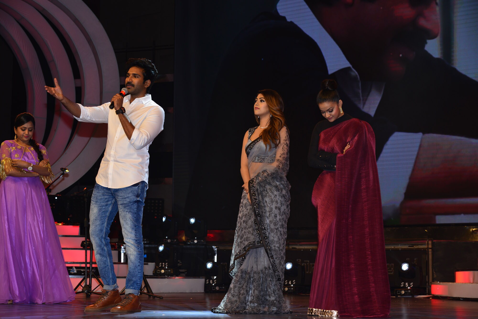 అజ్ఞాతవాసి మూవీ ఆడియో లాంచ్ ఈవెంట్ గ్యాలరీ