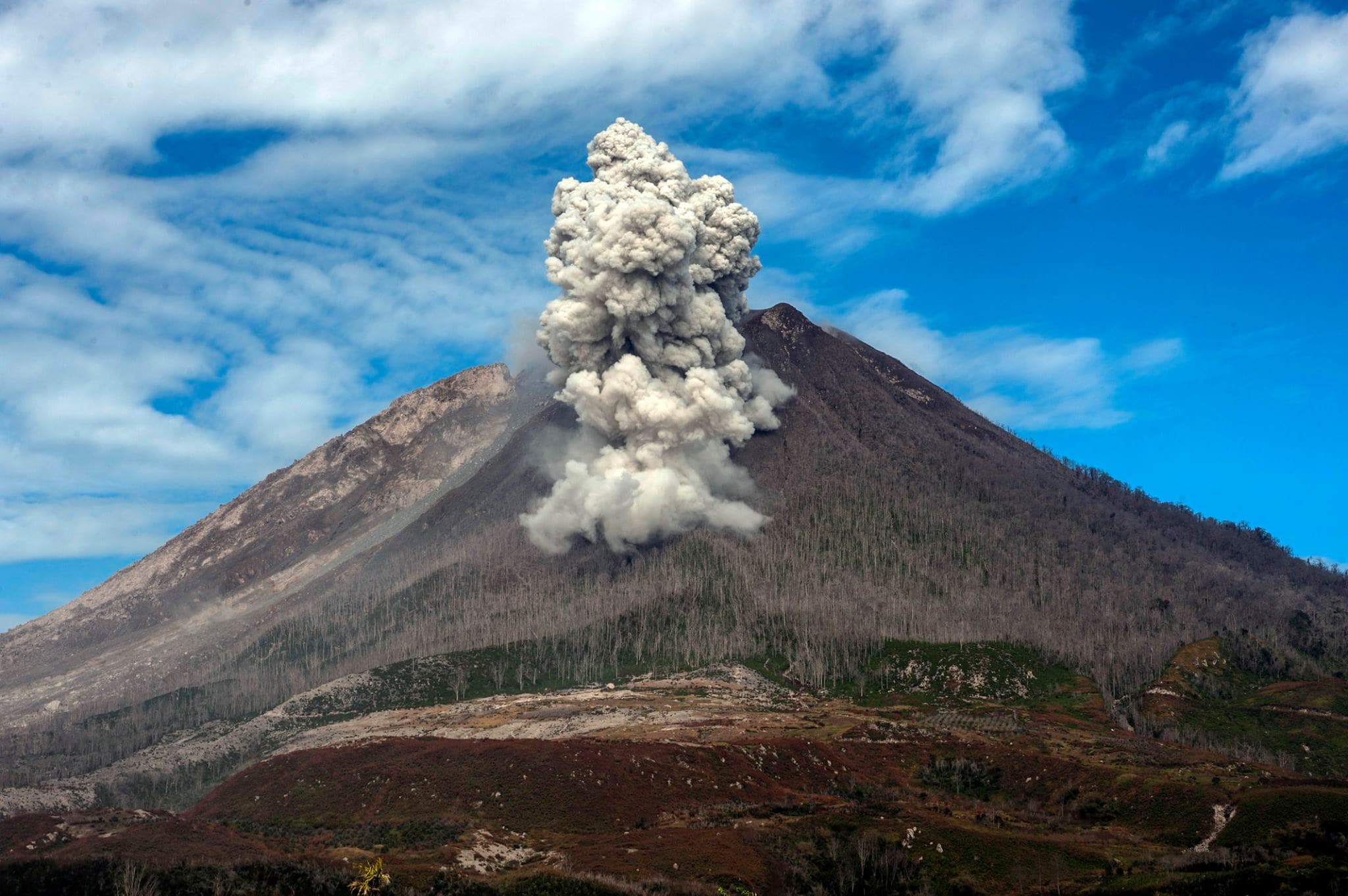 MountSinabung erupts