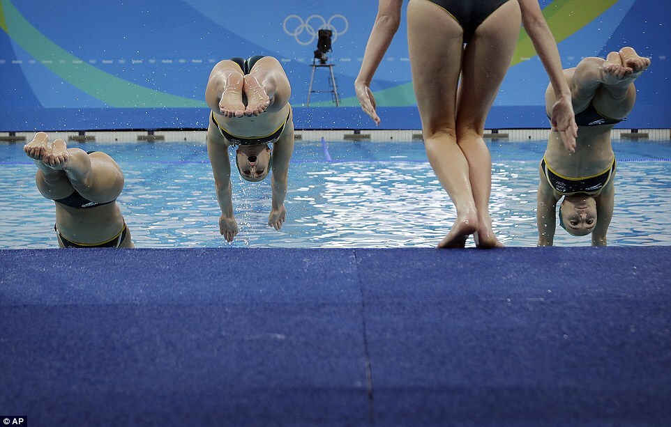 Incredible photos show off Olympic swimmers