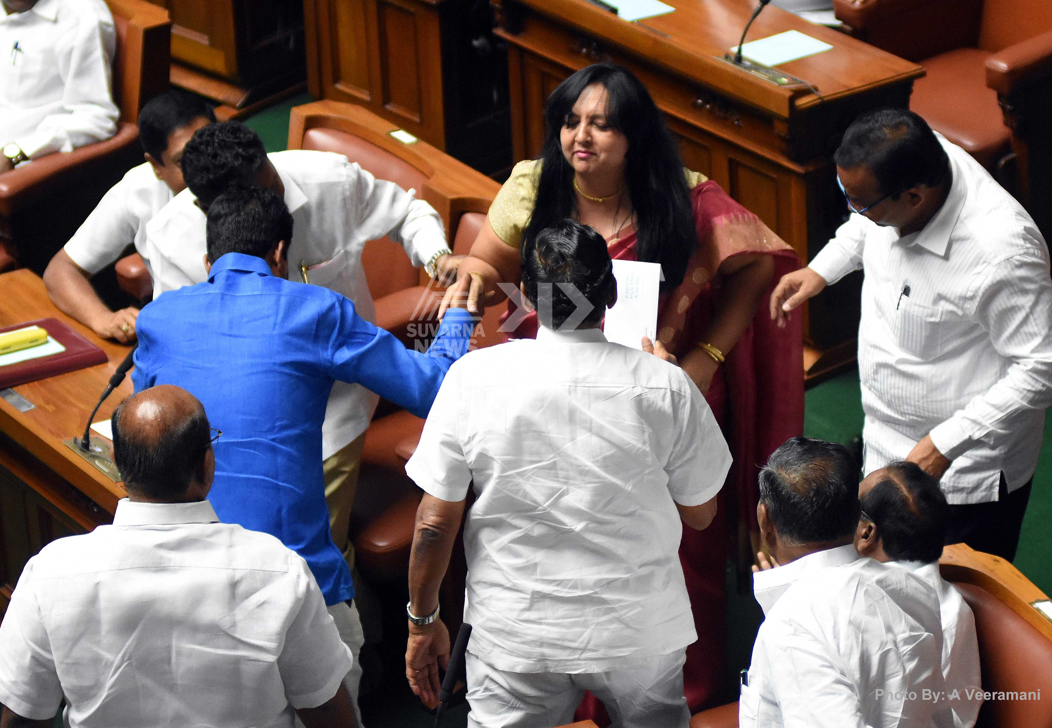 <p>ಕಬ್ಬಡ್ಡಿನಾ, ವಾಲಿಬಾಲ್ ಕ್ರೀಡೆನಾ ಅದನ್ನ ಸ್ಪಷ್ಟವಾಗಿ ಹೇಳಿ ಎಂದು ಅರಸೀಕರೆ ಶಾಸಕರನ್ನು ಡಾ. ಕೆ. ಅನ್ನದಾನಿ ಕಿಚಾಯಿಸಿದರು. ಈ ವೇಳೆ ಇಡೀ ಸದನವೇ ನಗೆಗಡಲಿನಲ್ಲಿ ತೇಲಿತು.</p>