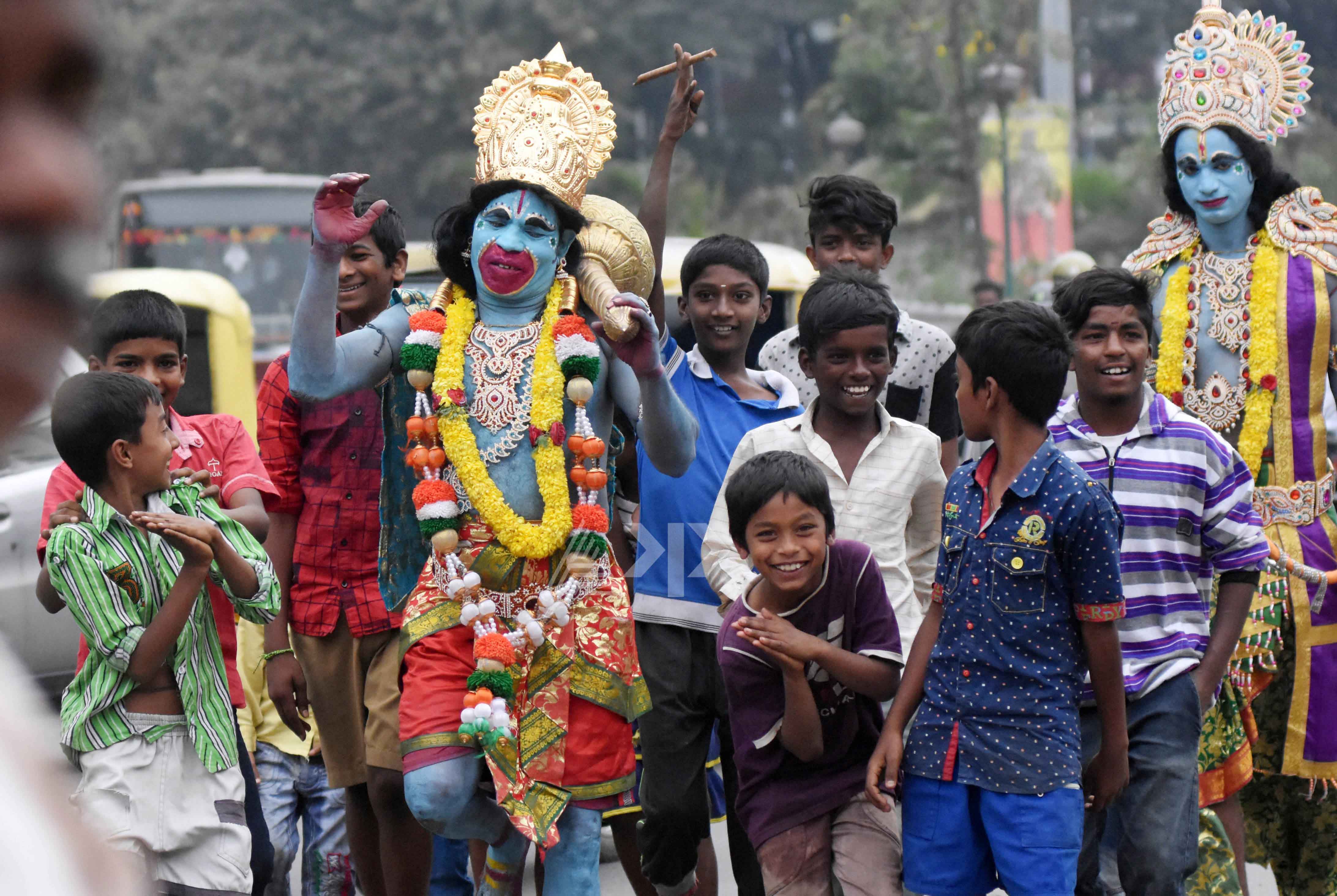 ಹನುಮ ಜಯಂತಿ ಅಂಗವಾಗಿ ಆಂಜನೇಯ ವೇಷಧಾರಿಯನ್ನು ಕಂಡ ಮಕ್ಕಳು ಪ್ರತಿಕ್ರಿಯ