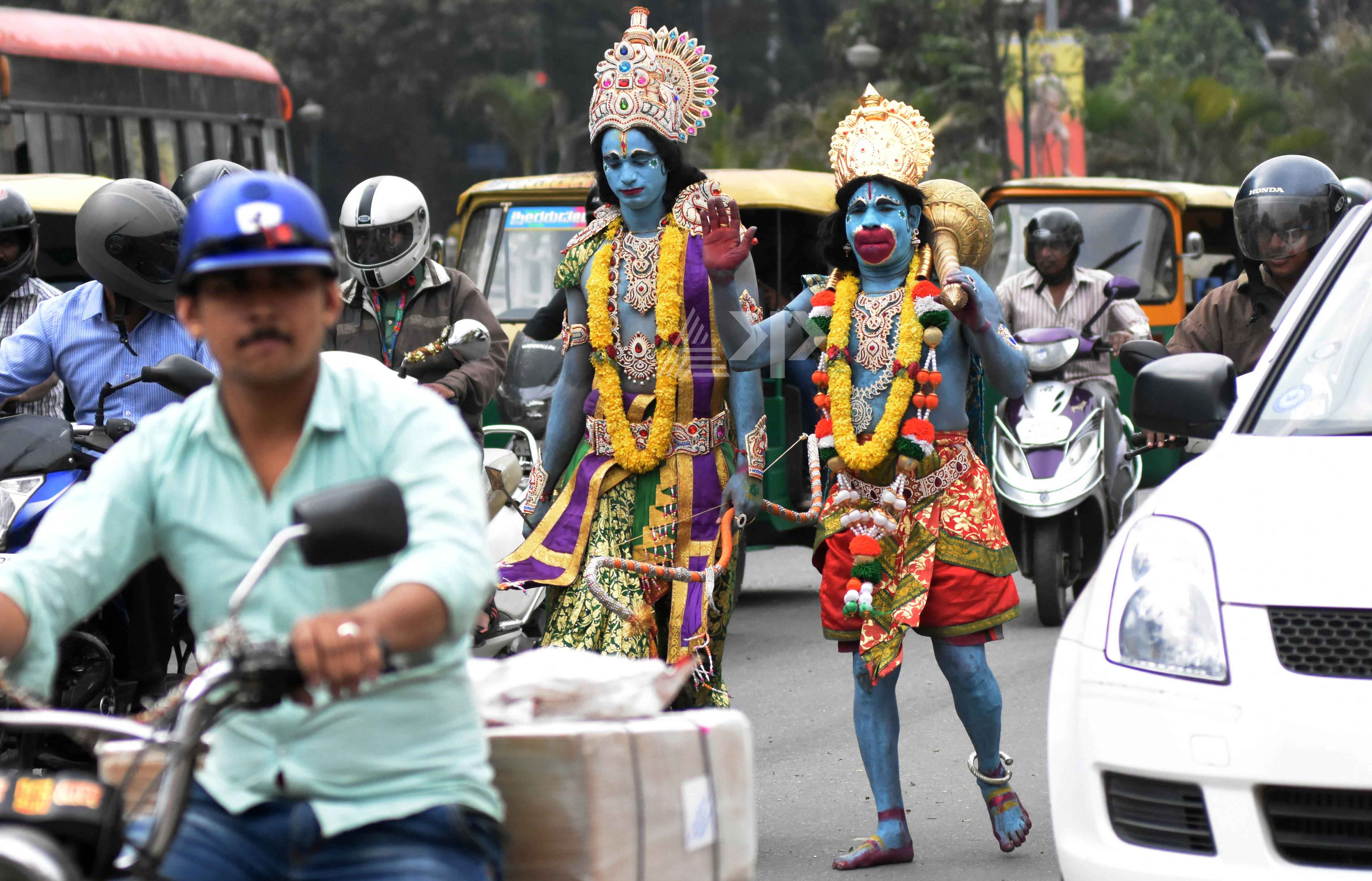 ಹನುಮ ಜಯಂತಿ ಅಂಗವಾಗಿ ಆಂಜನೇಯ ವೇಷಧಾರಿಯನ್ನು ಕಂಡ ಮಕ್ಕಳು ಪ್ರತಿಕ್ರಿಯ