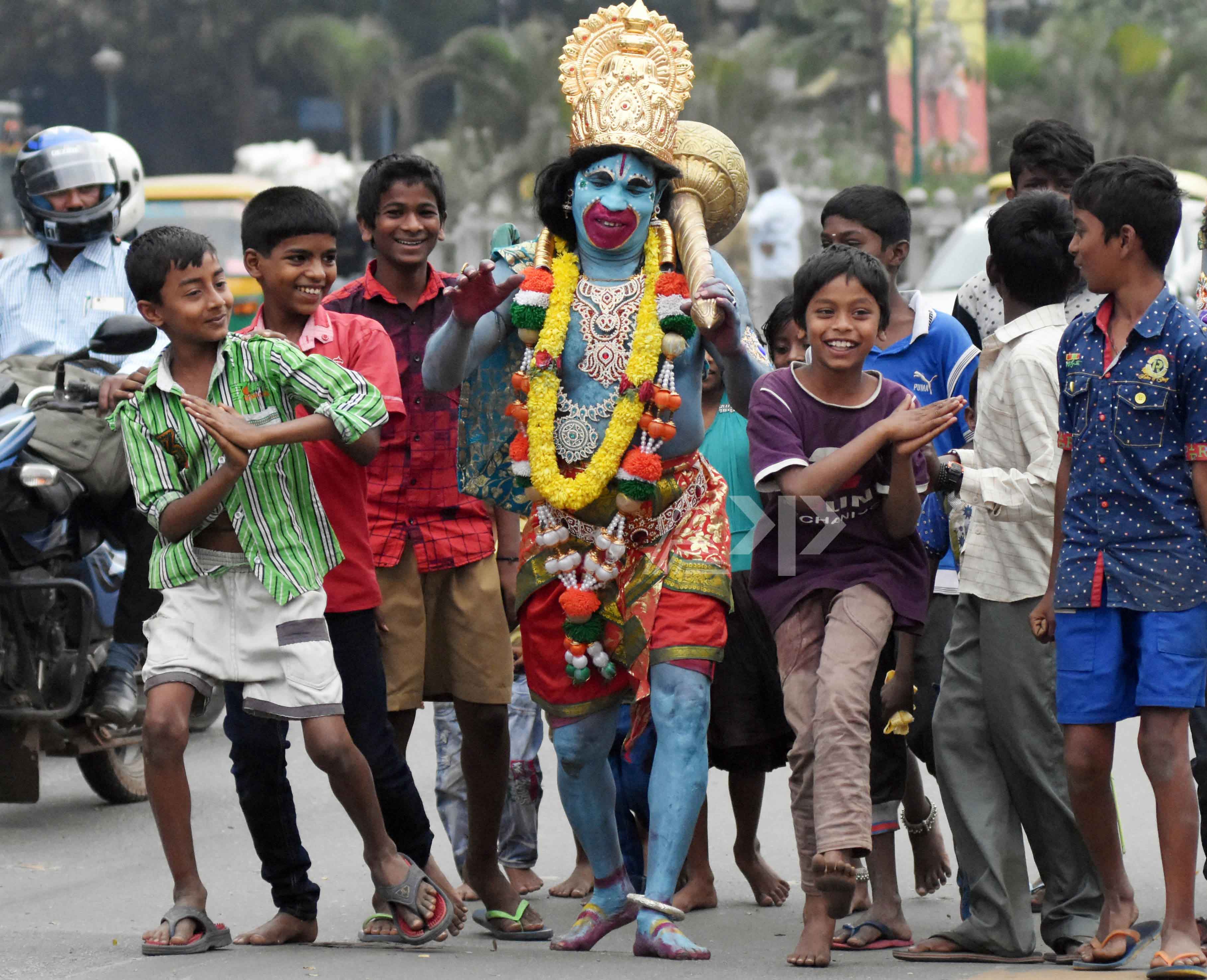 ಹನುಮ ಜಯಂತಿ ಅಂಗವಾಗಿ ಆಂಜನೇಯ ವೇಷಧಾರಿಯನ್ನು ಕಂಡ ಮಕ್ಕಳು ಪ್ರತಿಕ್ರಿಯ