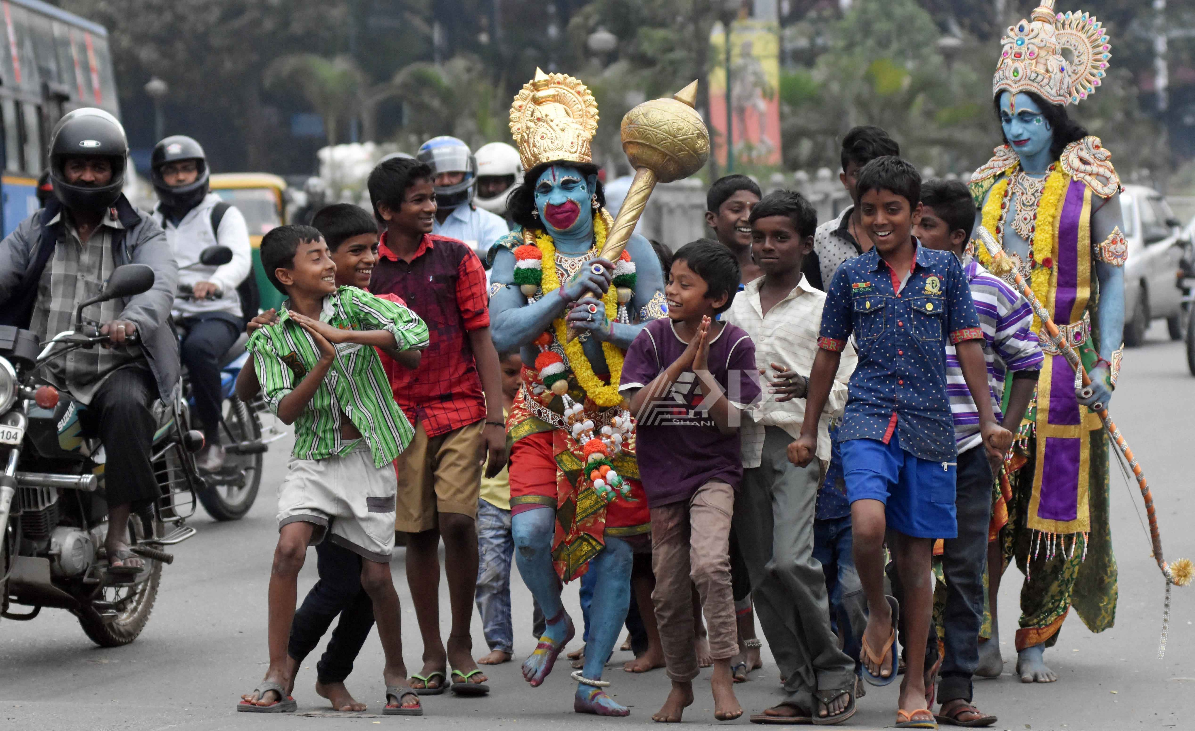 ಹನುಮ ಜಯಂತಿ ಅಂಗವಾಗಿ ಆಂಜನೇಯ ವೇಷಧಾರಿಯನ್ನು ಕಂಡ ಮಕ್ಕಳು ಪ್ರತಿಕ್ರಿಯ