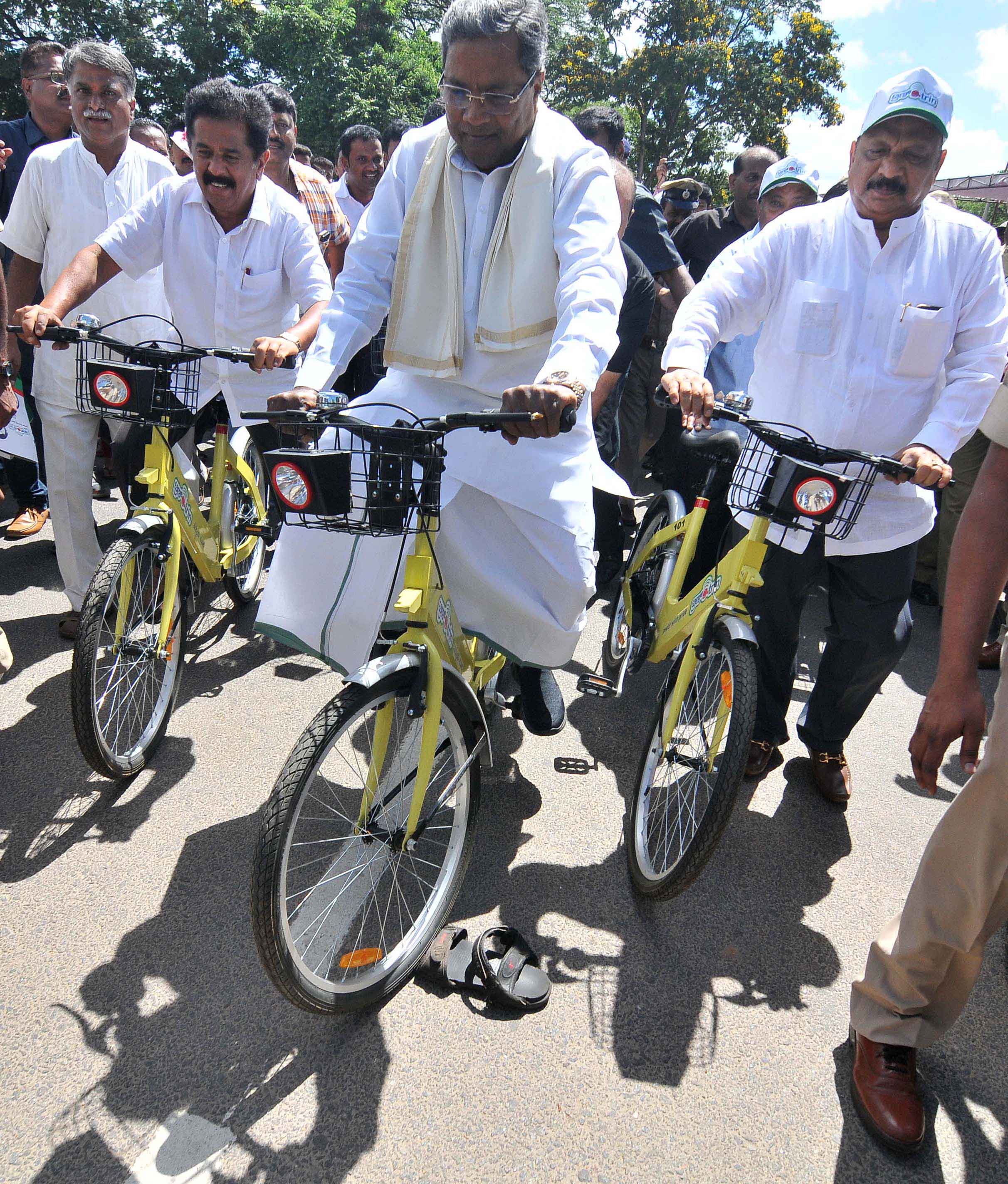 This Is How CM Siddramaiah Doing Cycling