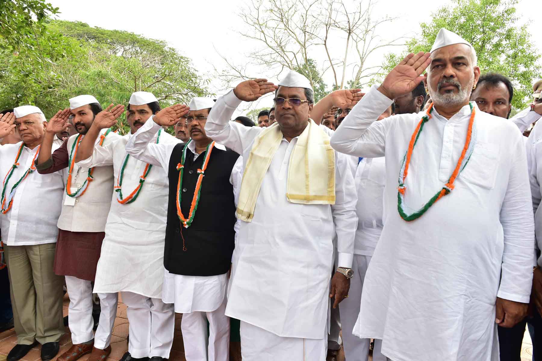 This is how cm looks in gandhi topi