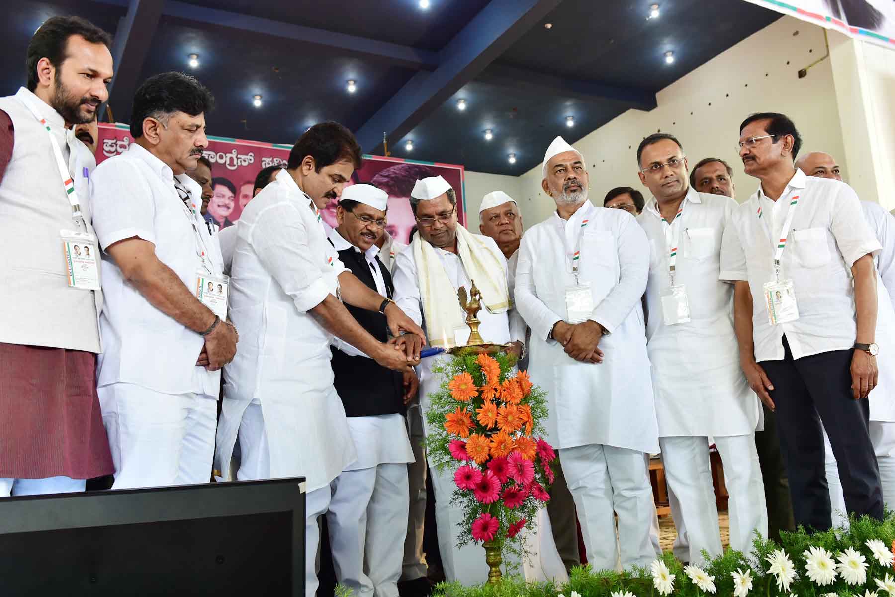 This is how cm looks in gandhi topi