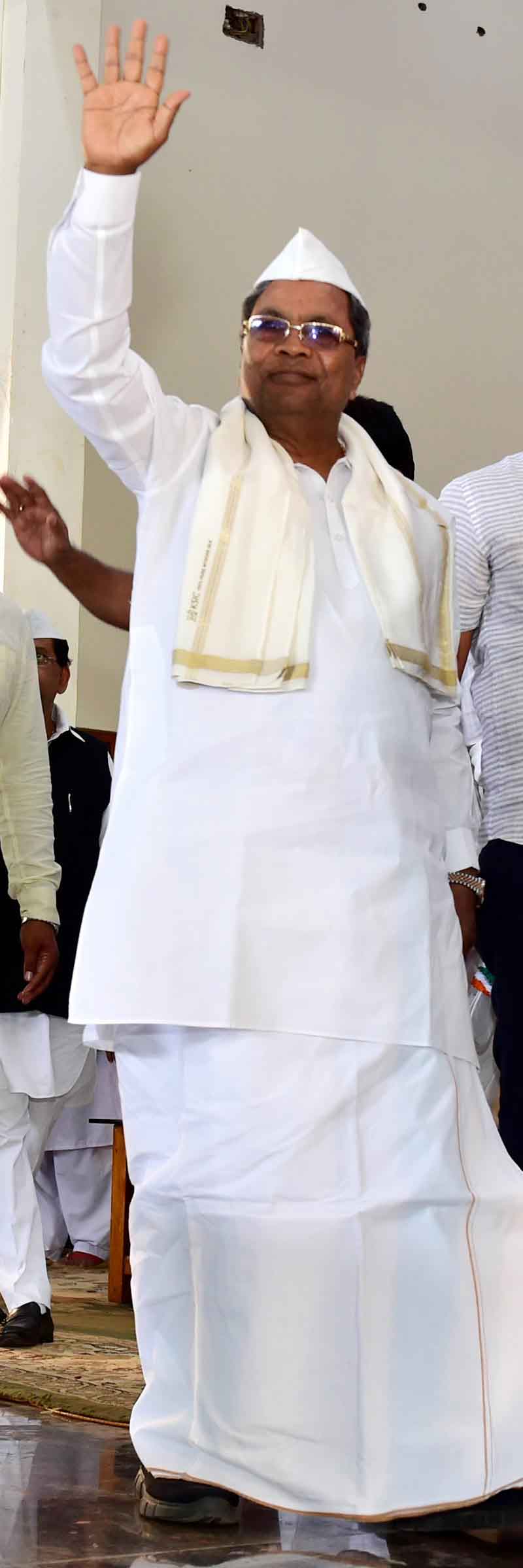 This is how cm looks in gandhi topi