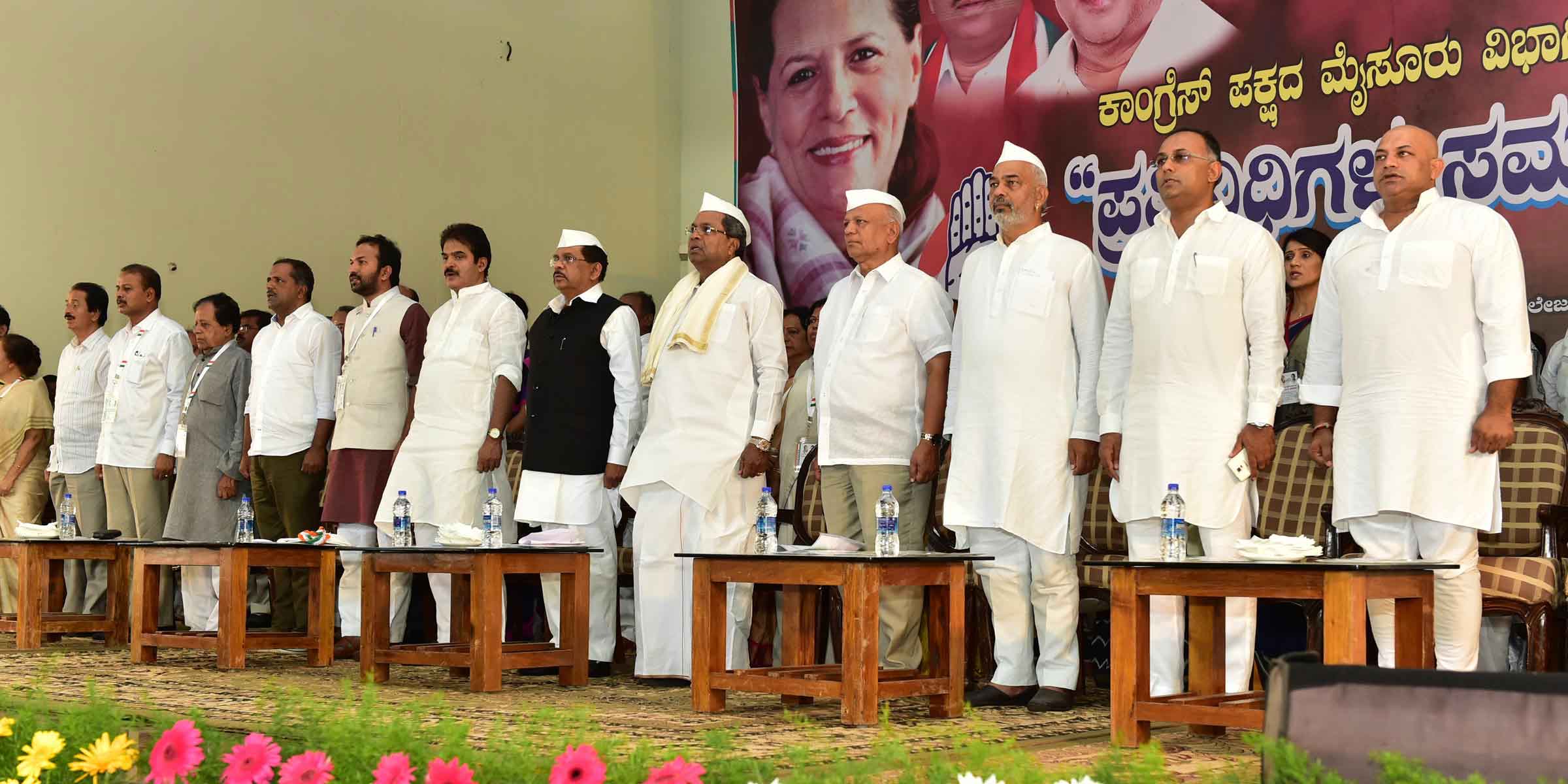 This is how cm looks in gandhi topi