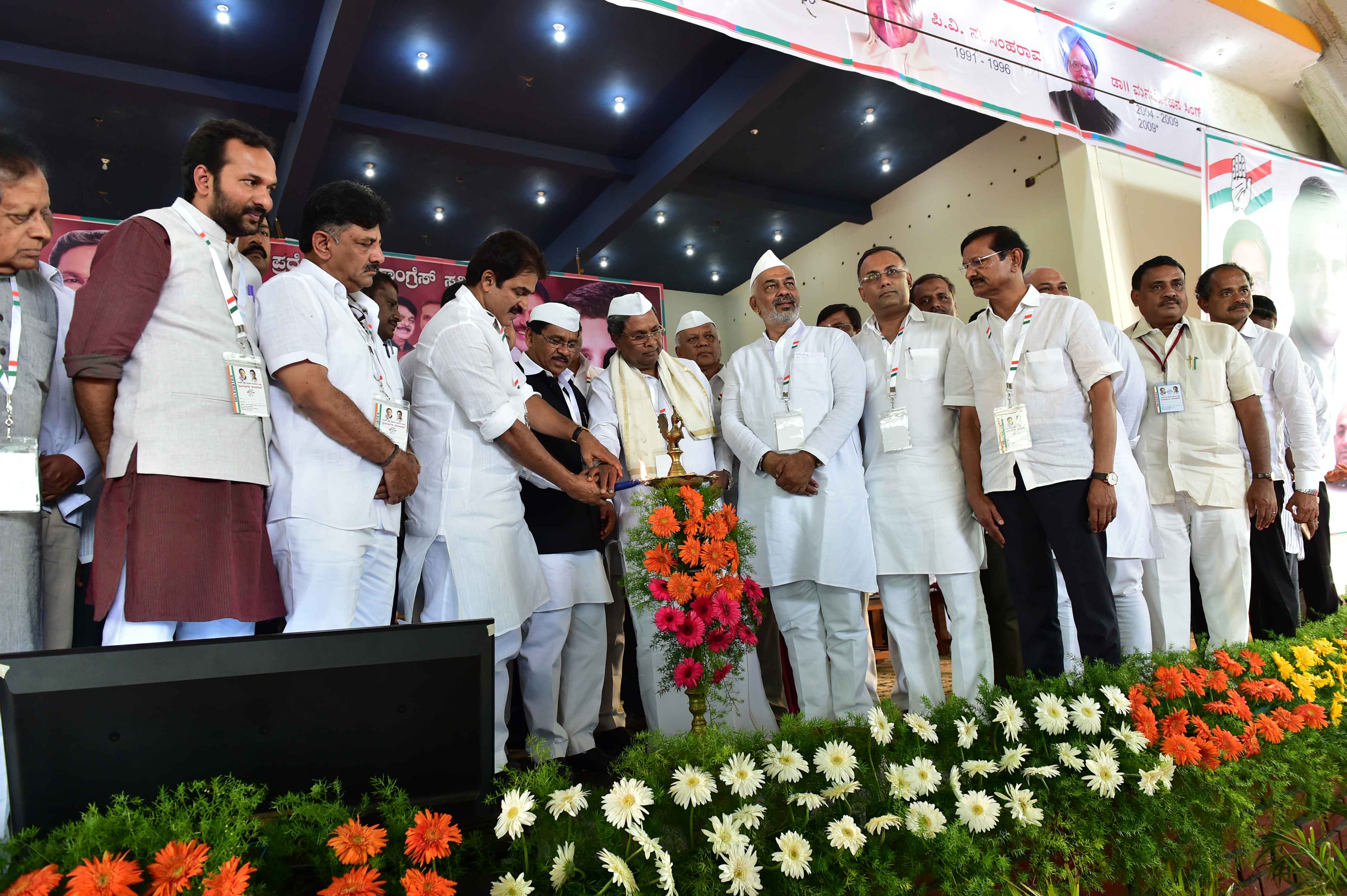 This is how cm looks in gandhi topi