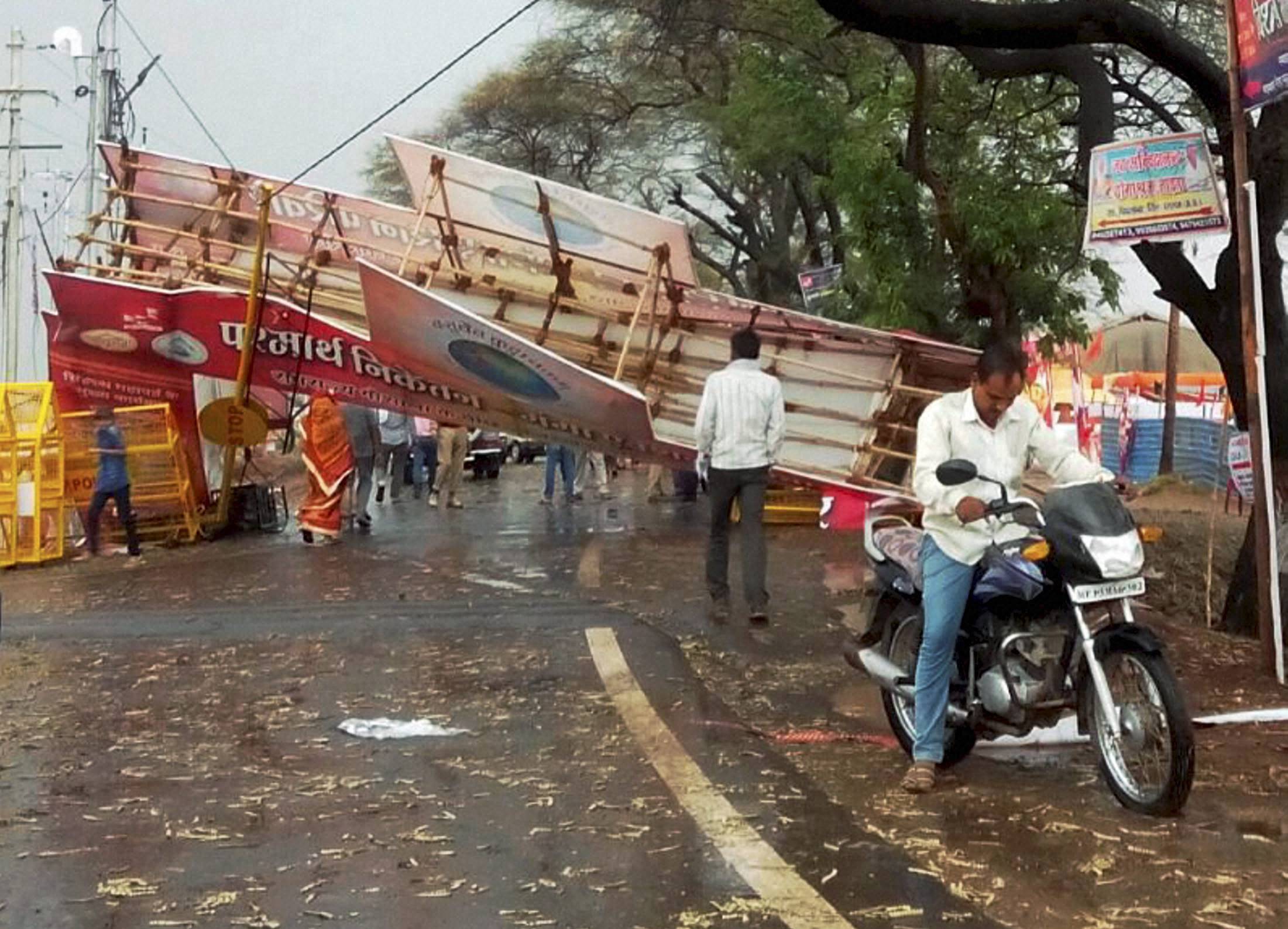 Image: Thunderstorm kills seven, injures 90 in Kumbh Mela