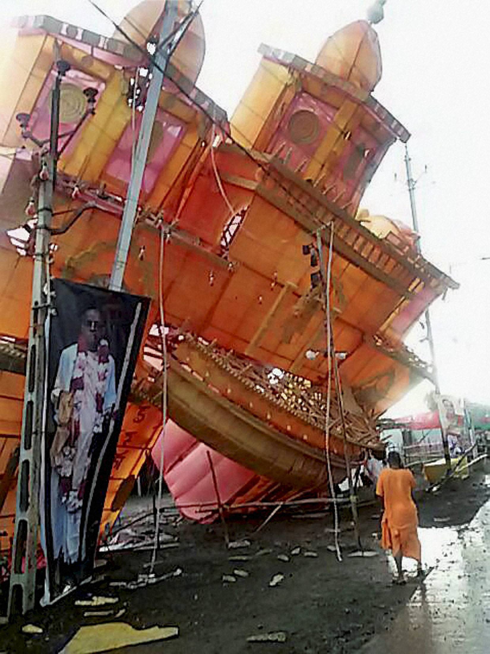 Image: Thunderstorm kills seven, injures 90 in Kumbh Mela