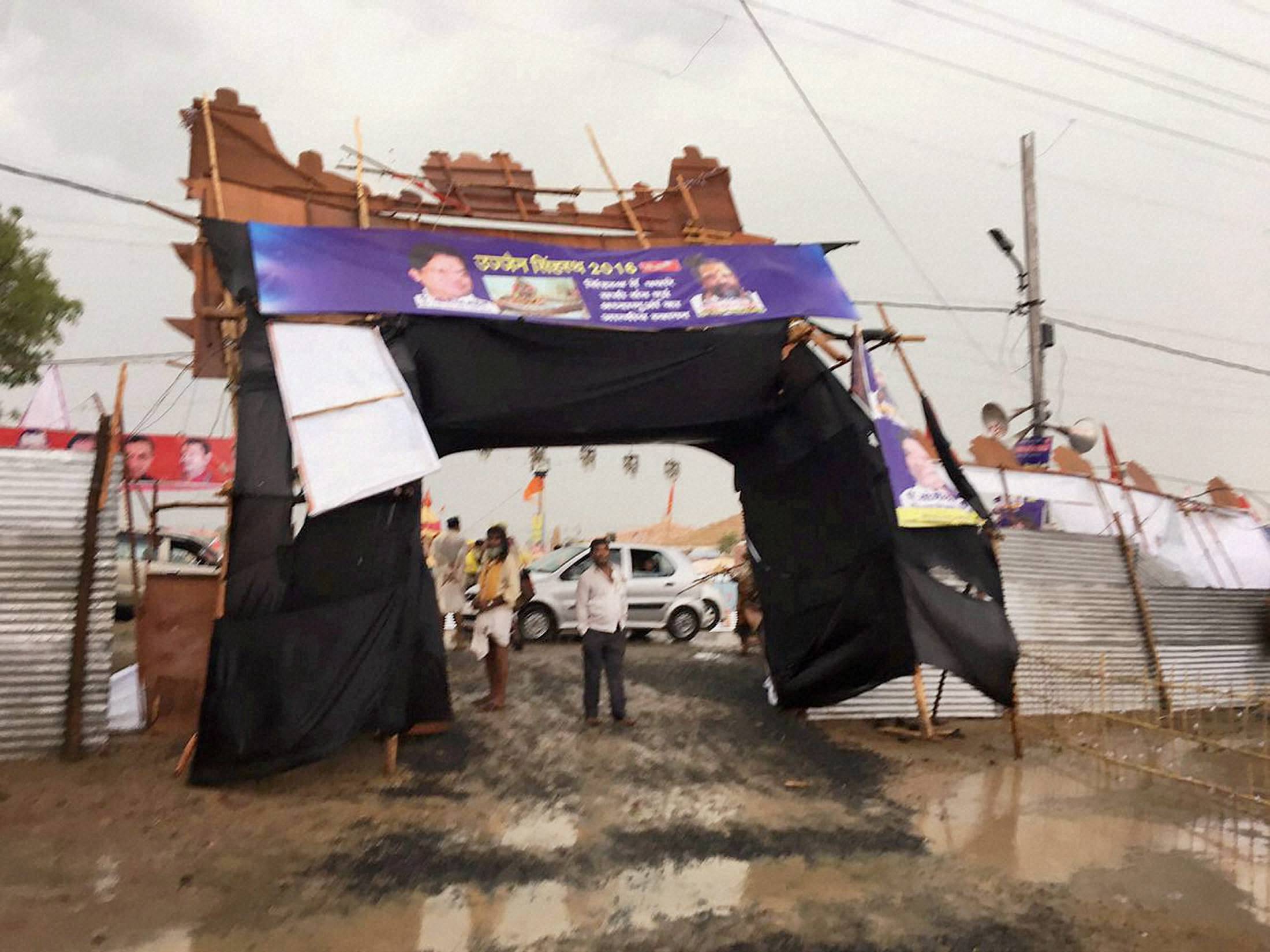 Image: Thunderstorm kills seven, injures 90 in Kumbh Mela