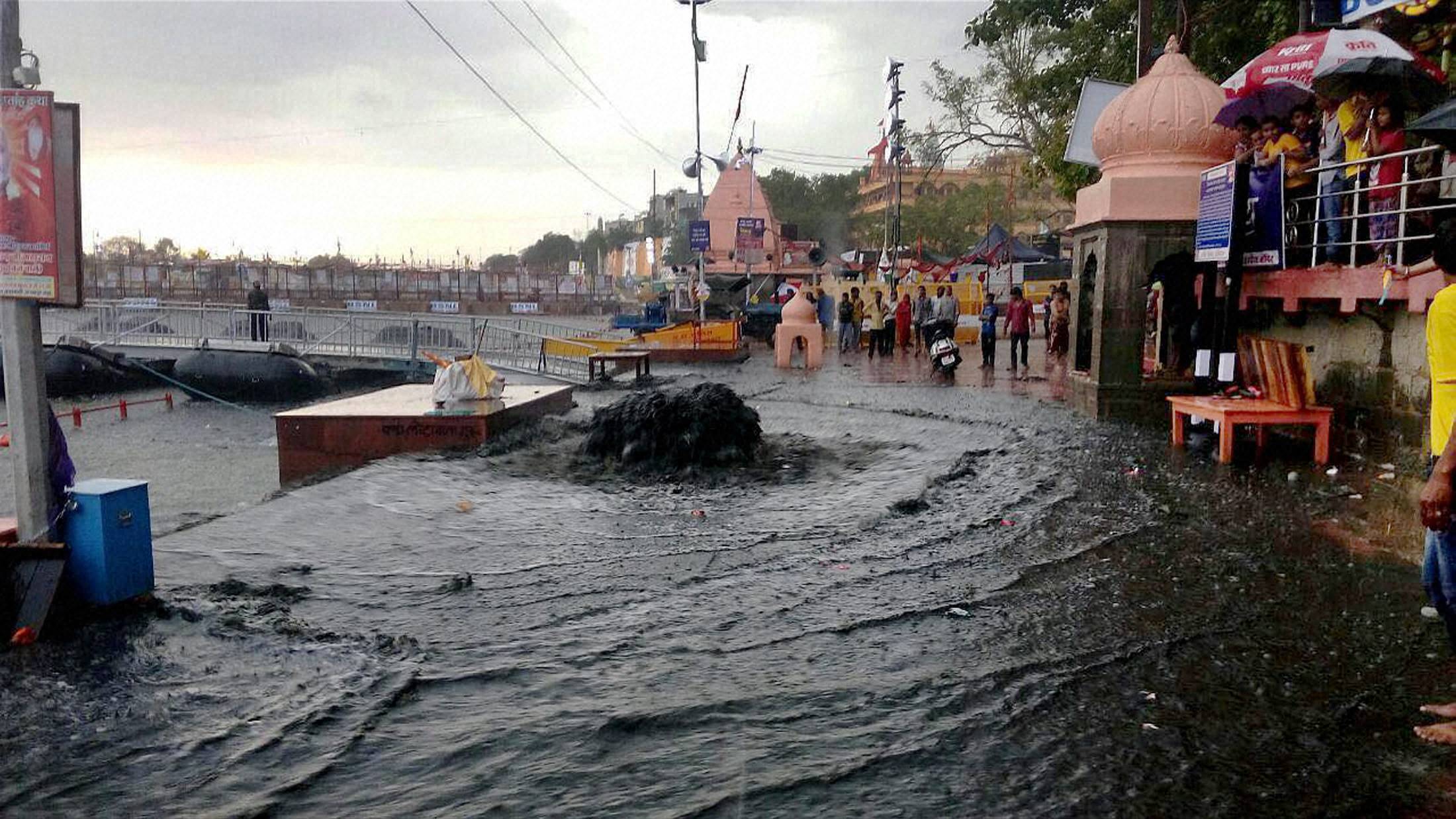 Image: Thunderstorm kills seven, injures 90 in Kumbh Mela