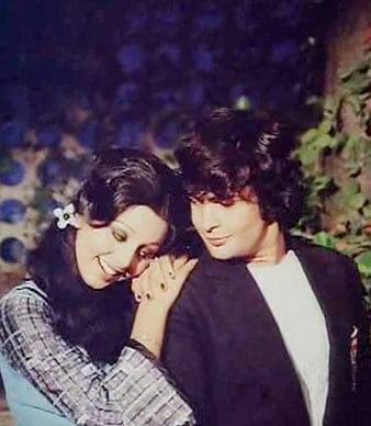 ১৯৭৬ সালে 'কভি-কভি' ছবির শ্যুটিং করেই 'বারুদ'ছবির শ্যুটিংয়ের জন্য প্যারিস চলে গিয়েছিলেন ঋষি। সেখানে গিয়ে নীতুকে মিস করতে শুরু করেছিলেন। শেষমেশ থাকতে না পেরে নীতুকে টেলিগ্রাম করেছিলেন, আর তাতে লিখেছিলেন,'ইয়ে শিখনি বড়ি ইয়াদ আতি হ্যায়'। নীতু তো তা পেয়ে খুব খুশি।