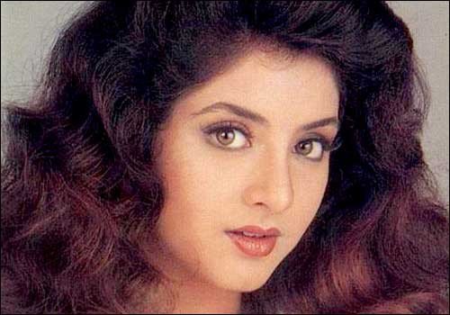 সালটা ১৯৯১। বলিউডে অভিনয় শুরু দিব্যার। এর আগে তেলেগু ছবি দিয়ে নিজের কেরিয়ার শুরু করেছিলেন অভিনেত্রী। ১৯৯২ সালে একসঙ্গে ১২ টি ছবিতে অভিনয় করেছিলেন দিব্যা।
