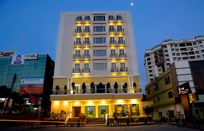 করোনা ভাইরাস এর দাপটে পশ্চিমবঙ্গের ৪০ হাজার রেস্তোরাঁ এবং ২০ হাজার হোটেল বিপন্ন হতে চলেছে। বহু ব্যবসায় ঝাঁপ ফেলে দিতে হবে বলে জানাচ্ছে পশ্চিমবঙ্গ রেস্তোরাঁ ও হোটেল ব্যাবসায়ী সংগঠন।