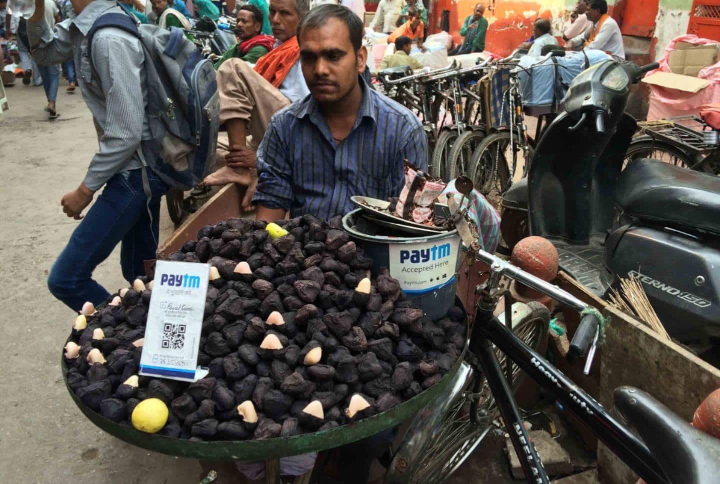 This image of a street hawker using Paytm has gone viral