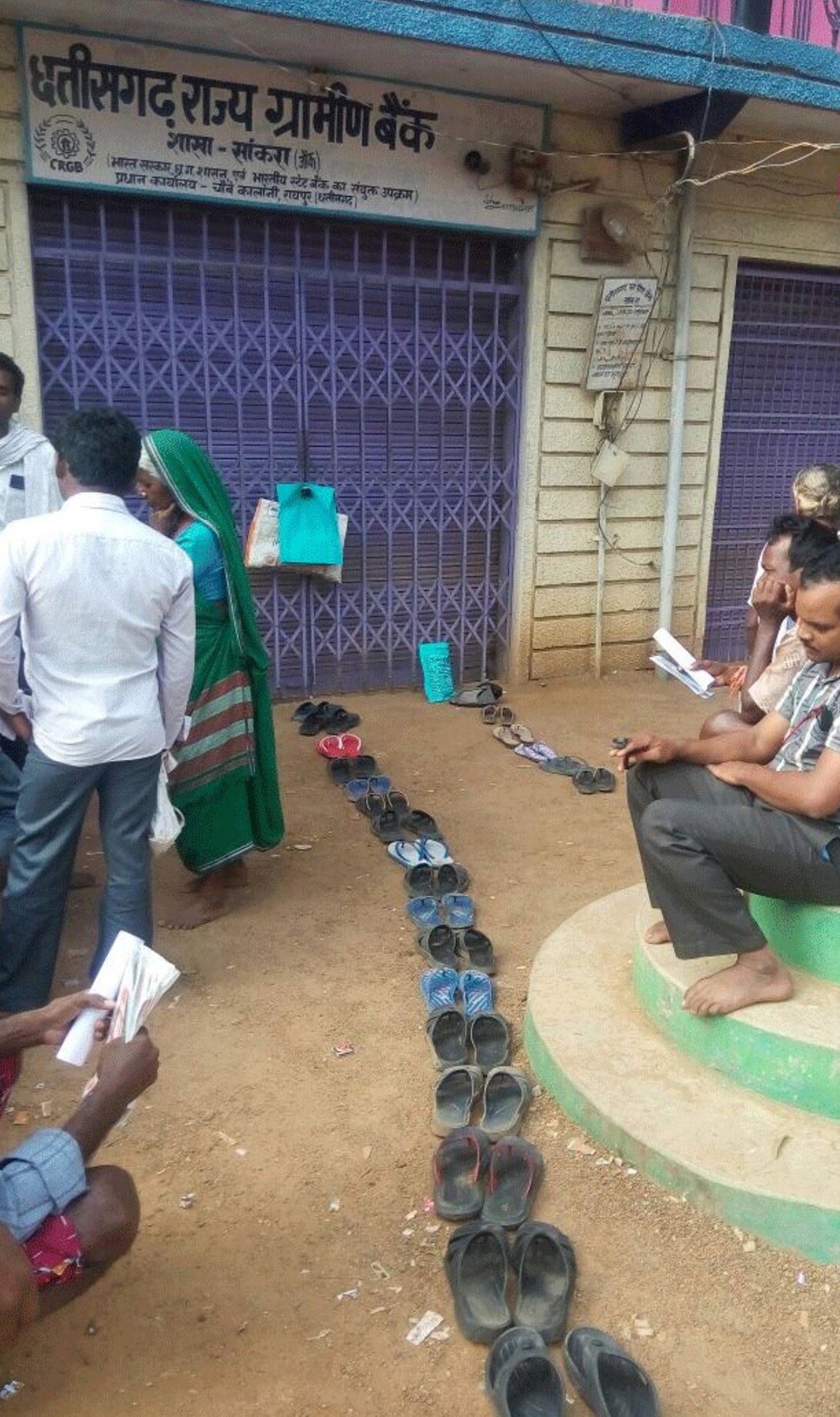 Demonetisation kerala chattisgarh people have found new ways to stand in queue