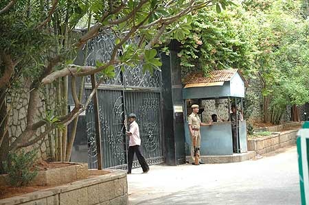 How much wealth and property did Jayalalithaa leave behind