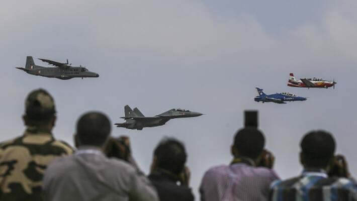 Aero India Show 2019 People Suffer Heavy Temperature Take first Aid Aero India Show 2019 People Suffer Heavy Temperature Take first Aid