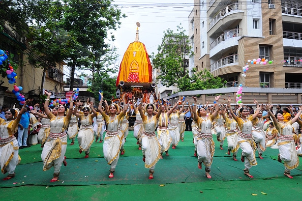 রথযাত্রার দিন পুরীর জগন্নাথ মন্দির সহ দেশের সকল জগন্নাথ মন্দিরে জগন্নাথ, বলরাম, সুভদ্রা ও সুদর্শন চক্র মূর্তি মন্দির বাহিরে সর্বসমক্ষে বাইরে আনা হয়। তারপর তিনটি সুসজ্জিত রথে বসিয়ে দেবতাদের পুজো করে রথ টানা হয়। পুরীতে রথ টানতে প্রতি বছর লক্ষাধিক পূণ্যার্থীর সমাগম হয়।
