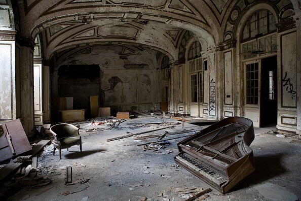 14 haunting images of abandoned places