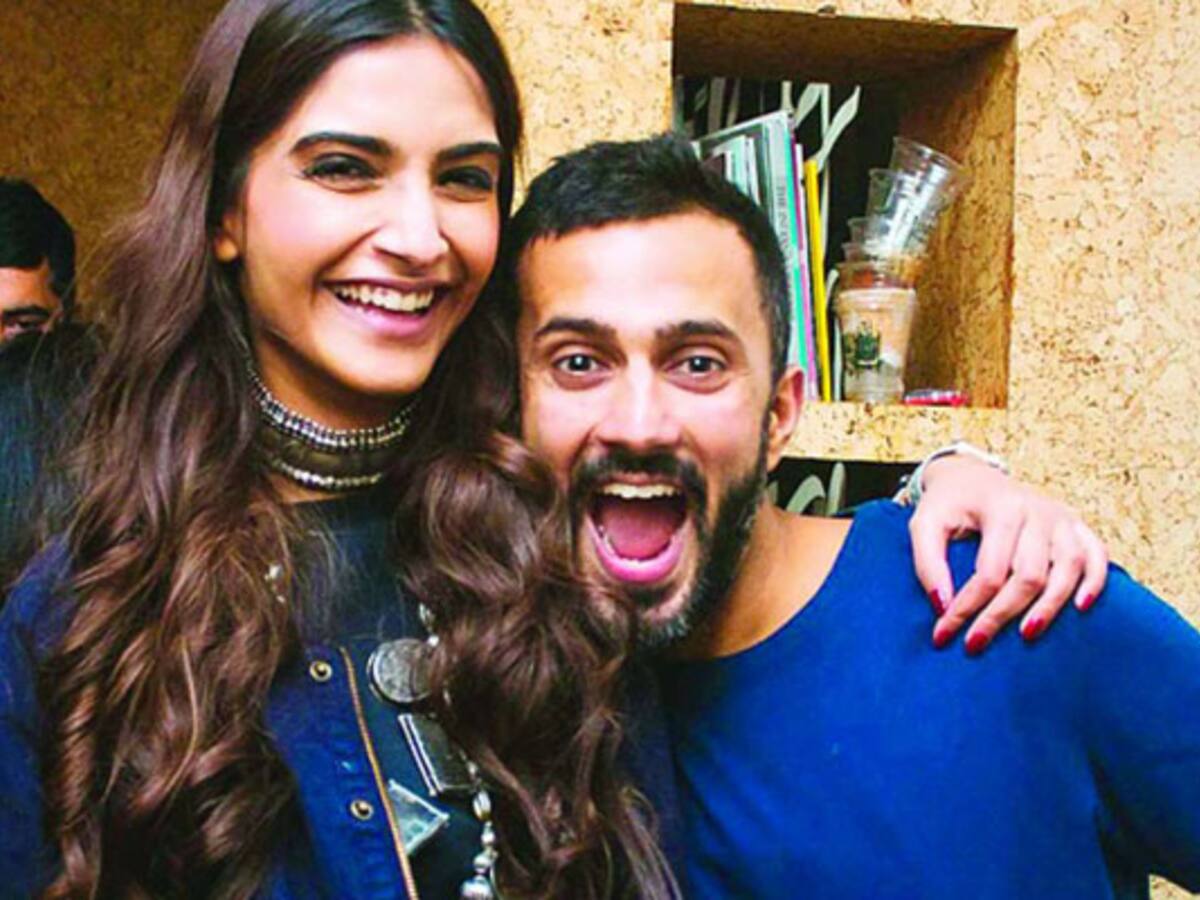 Anand Ahuja serves husband goals as he fixes Sonam Kapoor's shoe at a fancy  brand event