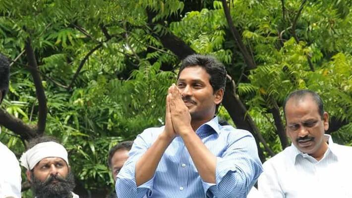 jagan shock.. ycp divided into two parts in paderu jagan shock.. ycp divided into two parts in paderu