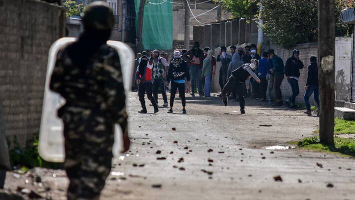 CRPF inducts 500 women personnel to counter stone-pelters CRPF inducts 500 women personnel to counter stone-pelters