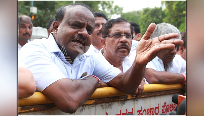 ఉత్తర భారతంలో మాజీ ముఖ్యమంత్రుల కొడుకులు అనేక మంది ముఖ్యమంత్రులుగా ప్రమాణస్వీకారం చేశారు. ఇదే తరహా సంప్రదాయం దక్షిణాదిలో కూడ ప్రారంభమైంది. జేడీ(ఎస్) చీఫ్ మాజీ ప్రధానమంత్రి హెచ్డీ దేవేగౌడ తనయుడు హెచ్ డీ కుమారస్వామి కర్ణాటక సీఎంగా ఎన్నికయ్యారు.