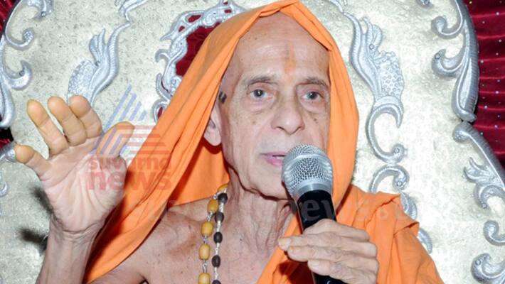 Pejawara Vishwesha teertha shri condemns atrocity on dalits by performing Fasting Pejawara Vishwesha teertha shri condemns atrocity on dalits by performing Fasting