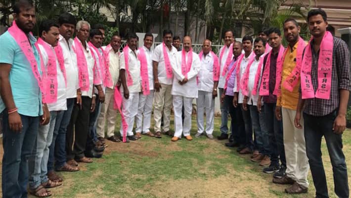 farmers hurled footwear at ibrahimpatnam mla manchireddy kishan Reddy lns farmers hurled footwear at ibrahimpatnam mla manchireddy kishan Reddy lns