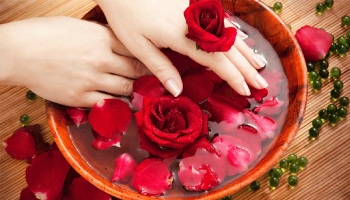 Benefits of using rose water on face