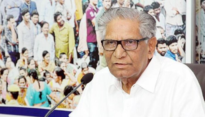 ఇలాంటి తరుణంలో వైయస్ జగన్ పార్టీలో ఎవరెవరికి ప్రాధాన్యత ఇస్తారు. ఎవర్ని మంత్రులుగా చేస్తారు..ఇవే అంశాలు అందరి మదిని తొలచివేస్తున్నాయి. అయితే వైయస్ఆర్ కాంగ్రెస్ పార్టీ ఎన్నికల్లో అత్యధిక స్థానాలు కైవసం చేసుకున్న తర్వాత పార్టీ తరపున ప్రజలకు, కార్యకర్తలకు కృతజ్ఞత తెలిపే అవకాశాన్ని మాత్రం పార్టీ సీనియర్ నేత శాసనమండలిలో ప్రతిపక్ష నేత ఉమ్మారెడ్డి వెంకటేశ్వర్లుకు అప్పగించారు వైయస్ జగన్.