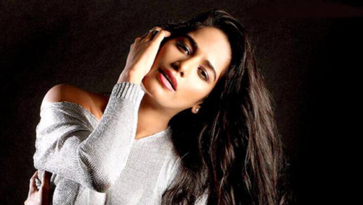 Poonam pandey gives tips to kiss boyfriend on corona scare Poonam pandey gives tips to kiss boyfriend on corona scare