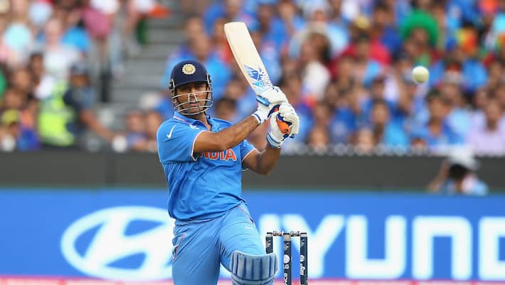 Kerala Fans tribute to Ms Dhoni with 35-foot cut out Kerala Fans tribute to Ms Dhoni with 35-foot cut out