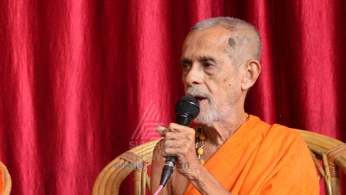 Pejawar Sri Vishwesha Theertha Swamiji Stands with Kukke Subramanya matha Pejawar Sri Vishwesha Theertha Swamiji Stands with Kukke Subramanya matha
