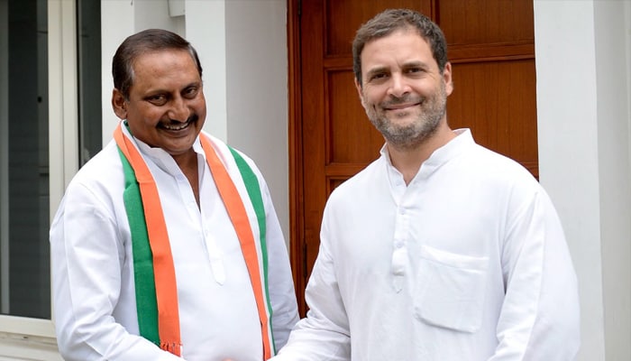 ఉమ్మడి ఏపీ రాష్ట్రానికి చివరి ముఖ్యమంత్రిగా పనిచేసిన కిరణ్ కుమార్ రెడ్డితో కూడ బీజేపీ నాయకత్వం చర్చలు జరిపినట్టుగా ప్రచారం సాగుతోంది. ఉమ్మడి ఏపీ రాష్ట్రంలో తనతో సన్నిహితంగా కాంగ్రెస్ నేతలను బీజేపీలో చేరేలా కిరణ్ కుమార్ రెడ్డికి బీజేపీ నాయకత్వం బాధ్యతలు అప్పగించినట్టుగా ప్రచారంలో ఉంది. కానీ, ఈ విషయమై స్పష్టత లేదు.