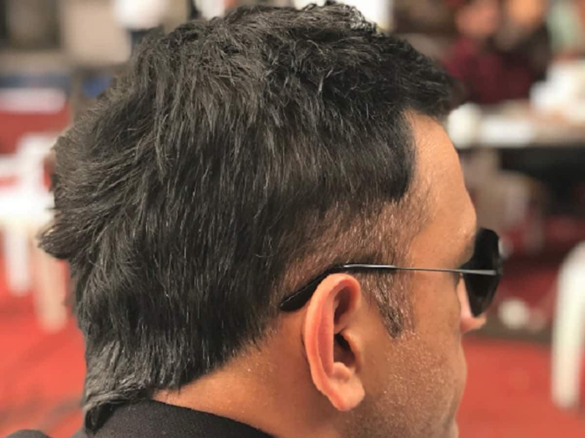dhoni: 'Two legends in one frame!' MS Dhoni - sporting new hairstyle -  bonds with Ram Charan, pic goes viral - The Economic Times