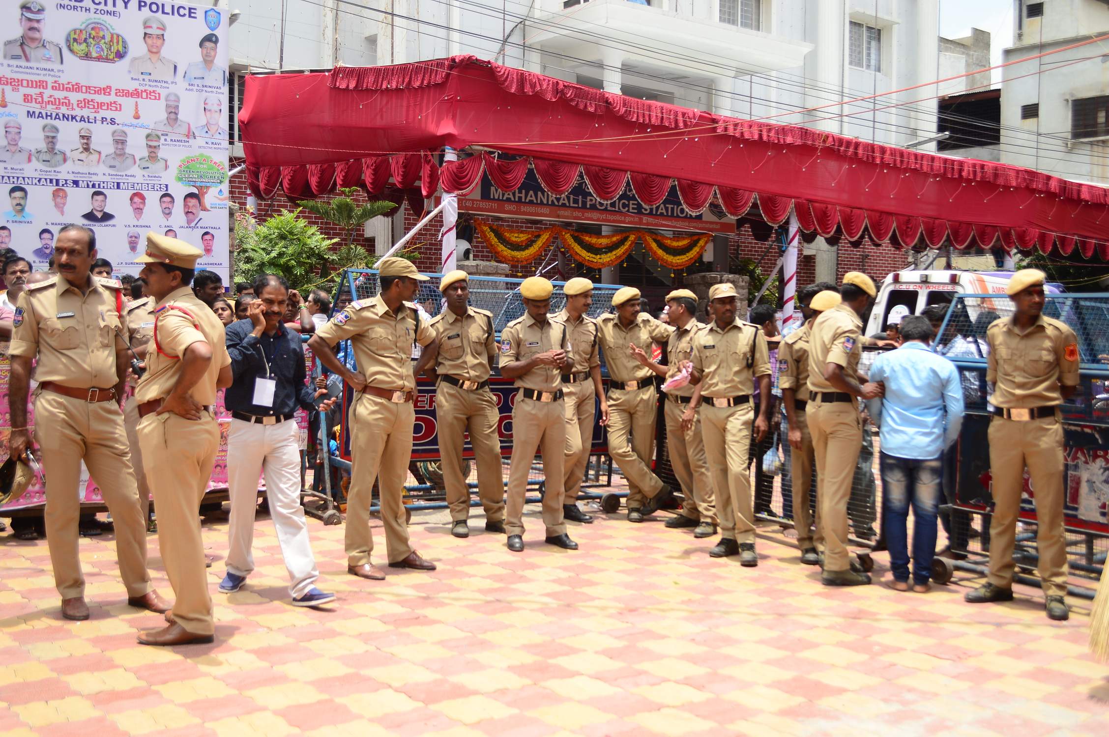 హైదరాబాద్: ప్రతి ఏడాది ఆషాడమాసంలో తెలంగాణ రాజధాని హైదరాబాద్ లో బోనాల సందడి వుండేది. కానీ కరోనా కారణంగా ఈ ఏడాది ఎలాంటి హడావుడి లేకుండా బోనాల పండగ సాగుతోంది. ప్రభుత్వ ఆదేశాల మేరకు నగరవాసులు ఇంట్లోనే కేవలం కుటుంబసభ్యులతో కలిసి బోనాల పండగా జరుపుకుంటున్నారు.